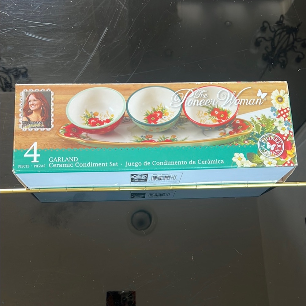 NWT The Pioneer Woman Garland Ceramic Set with Floral Accents